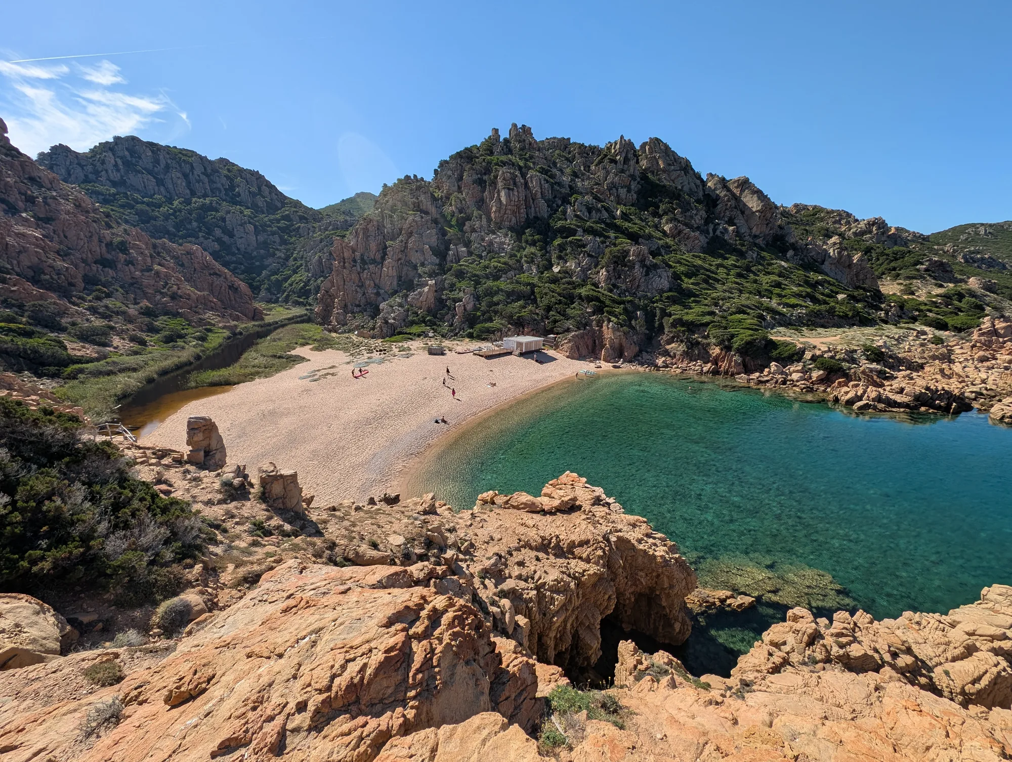 La spiaggia di Li Cossi tra il granito e il mare